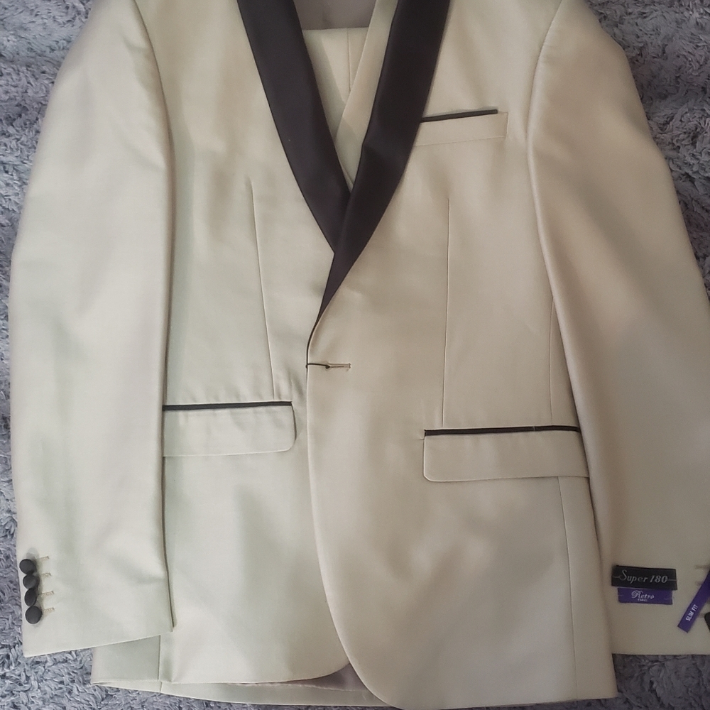 Suit - Picture 3 of 5
